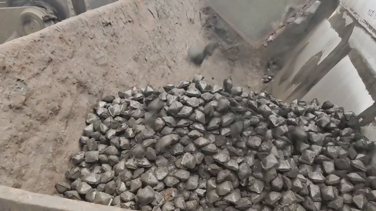 鋼鐵廠污泥壓塊線頻出故障？建杰現(xiàn)場(chǎng)破局：從經(jīng)驗(yàn)式生產(chǎn)到數(shù)據(jù)化管控的轉(zhuǎn)型實(shí)錄